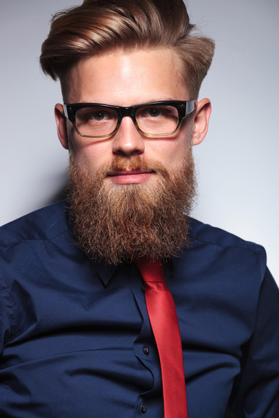 Крупним планом зображення довгого бородатого бізнесмена
 - Фото, зображення