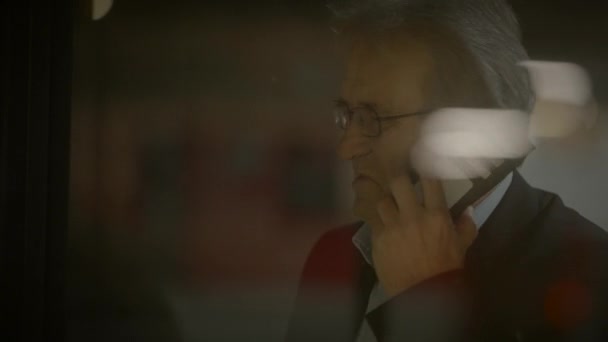 Щасливий старший бізнесмен Відповідаючи телефонний дзвінок обмін хороші новини - Кадри, відео