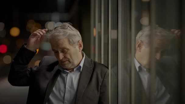 Ältere männliche Person, die melancholisch traurig ist und Angst hat - Filmmaterial, Video
