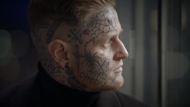 Προσοχή αναζητούν τατουάζ αρσενικό πρόσωπο στέκεται στην Urban City Street - Πλάνα, βίντεο