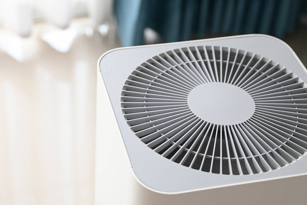 технологія очищення повітря чистий пил pm 2.5 у вітальні всередині будинку для здорового догляду за дихальною системою - Фото, зображення