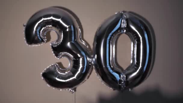 Parti Boldog Születésnapot 30 Ezüst Szürke számmal és csokorral. Gel labdák 30 gratulálok ünnepek ünnepe. Közelkép, emberek nélkül. - Felvétel, videó