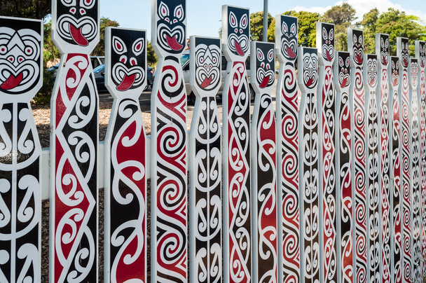 Płot z Maorysów tradycyjne twarze - Zdjęcie, obraz