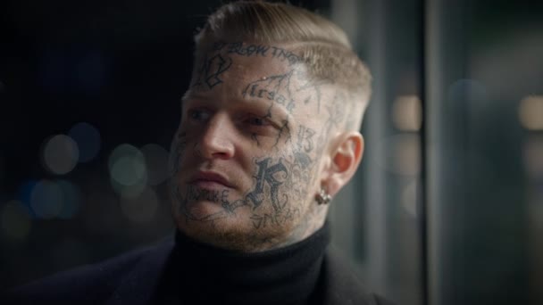 Persona masculina tatuada que busca atención de pie en la calle Urban City - Metraje, vídeo