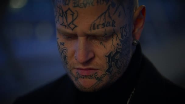 Запугивание мятежника Маверика с татуировками на голове и лице в стиле провокации - Кадры, видео