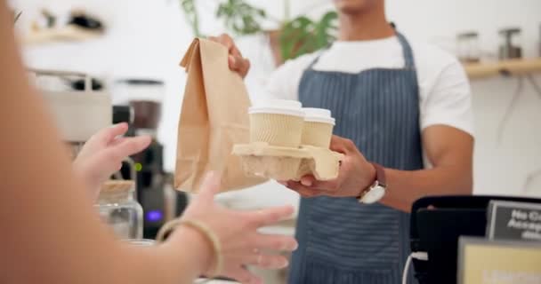 Barista, πελάτη και takeaway καφέ ή τα χέρια ή δίνοντας στον πάγκο ως παραγγελία πρωινού, πρωί ή espresso. Άτομο, αγροτεμάχιο και cafe shop ή μεσημεριανό ποτό για μικρές επιχειρήσεις τροφίμων, latte ή ποτών. - Πλάνα, βίντεο