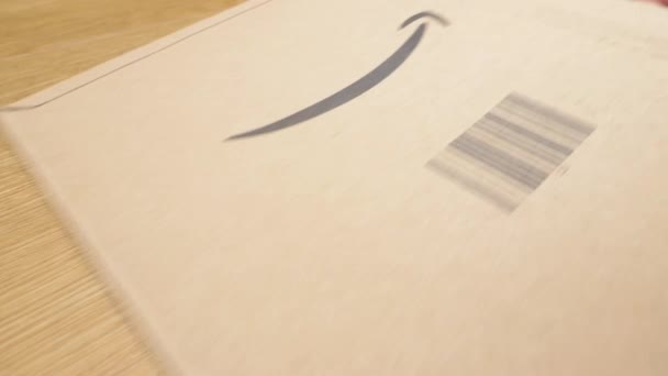 Sacramento, USA, 19. Januar 2024: Amazon-Umschlag aus Pappe. Auspacken eines Kuverts von einem Kurierdienst - Filmmaterial, Video