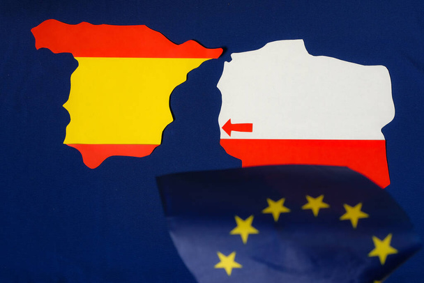 Karten von Polen und Spanien. Pfeil. Bevölkerungsmigration von Polen nach Spanien: Die Flagge der Euro-Union verschwimmt. - Foto, Bild