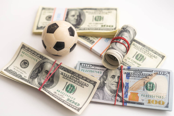 Dinero y pelota de fútbol: fondo deportivo y empresarial. Foto de alta calidad - Foto, Imagen
