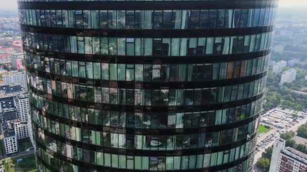 Centrum biznesowe w drapaczu chmur przeciwko krajobrazowi miasta. Elewacja wieżowca z oknami, widok z powietrza. Budynek Sky Tower we Wrocławiu, Polska - Materiał filmowy, wideo