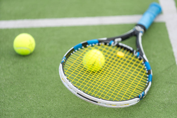 Raquette de tennis et balle de tennis en plus du filet sur le court de tennis extérieur. Photo de haute qualité - Photo, image