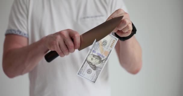 Mann schneidet Dollarschein mit scharfem Messer Nahaufnahme 4k Film Zeitlupe. Konkurs und Finanzkrise - Filmmaterial, Video