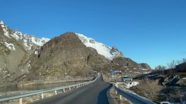 Les plus belles routes. Route des îles Lofoten. Norvège. Aventure, beau tourisme arctique, Voyage en voiture en Norvège. Paysage majestueux et scandinave avec fjords, montagne de neige et route. - Séquence, vidéo