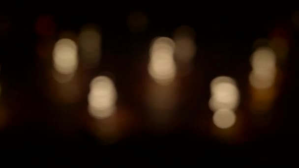 Размытые огни светофора на улице Иллюминированной ночью  - Кадры, видео