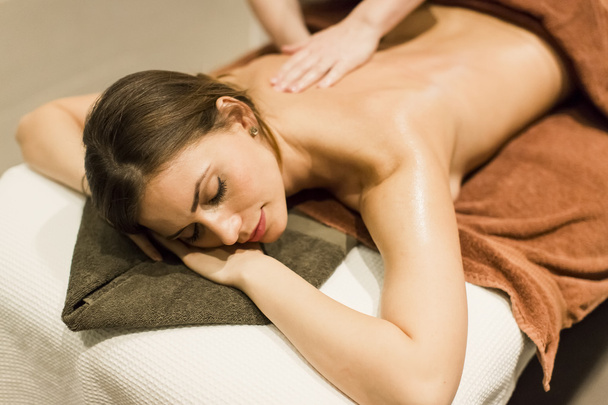 Joven mujer teniendo un masaje - Foto, imagen