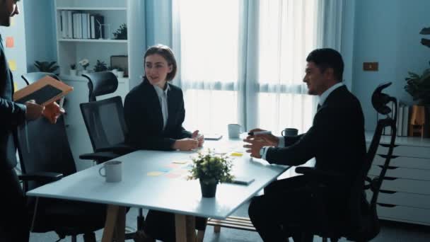 Κορυφαία άποψη του επιχειρηματία συζητούν για το επιχειρηματικό σχέδιο με καυκάσιος διευθυντής, ενώ οι επενδυτές συμμετέχουν συνάντηση. Γυναίκα ηγέτης παρουσιάσει start up project, ενώ κάθεται στο τραπέζι με κολλώδεις σημειώσεις. Διεύθυνση. - Πλάνα, βίντεο
