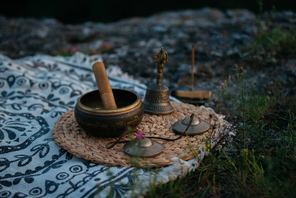 Tazón de cobre tibetano, meditación y artículos de medicina alternativa, al aire libre. - Foto, Imagen