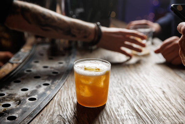 Whiskey kwaśny koktajl na drewnianym blacie w pubie - Zdjęcie, obraz