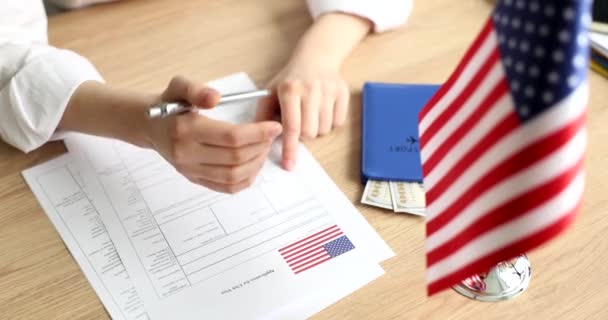 Ženské ruce vyplňují žádost o americké vízum na velvyslanectví detailní 4k film zpomalení. Získávání dokumentů pro přesun do USA - Záběry, video