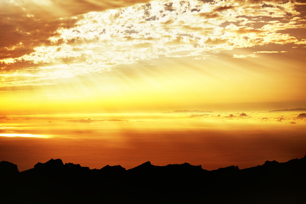 Upeat näkymät vuorille auringonlaskun aikana
 - Valokuva, kuva