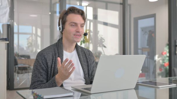 Fiatal férfi headset Talking Online ügyfélszolgálat Call Center - Fotó, kép
