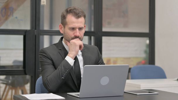 Brainstorming Geschäftsmann arbeitet im Büro am Laptop - Foto, Bild