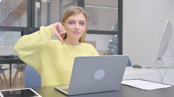 Peukut alas nuori blondi nainen käytettäessä kannettavaa tietokonetta - Valokuva, kuva