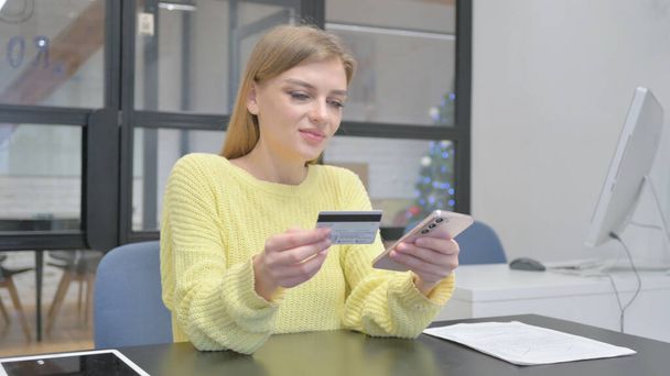 Junge blonde Frau genießt Online-Shopping per Telefon - Foto, Bild