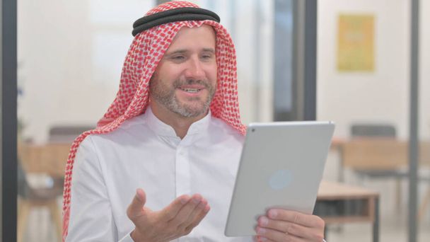 Portret człowieka arabskiego pracującego na tablecie cyfrowym - Zdjęcie, obraz