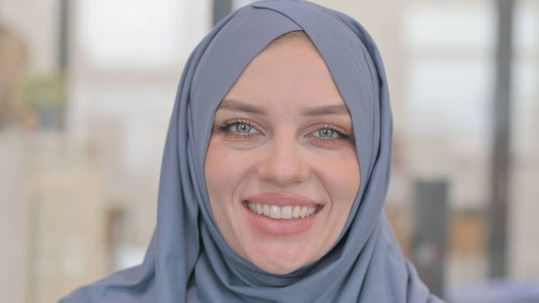 Nahaufnahme des lächelnden arabischen Frauengesichts - Foto, Bild