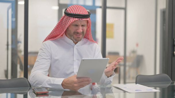 Araber reagiert auf Geldverlust per Tablet - Foto, Bild