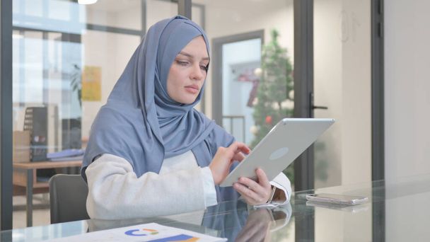 Kobieta w Hijab Praca na tablecie cyfrowym - Zdjęcie, obraz