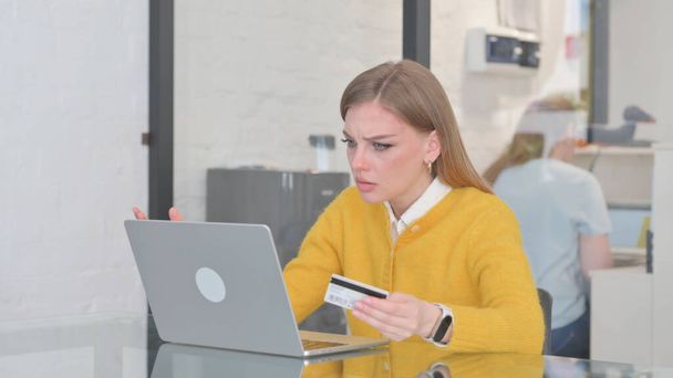Blondi rento nainen tyytymätön online-maksu ongelma luottokortilla - Valokuva, kuva
