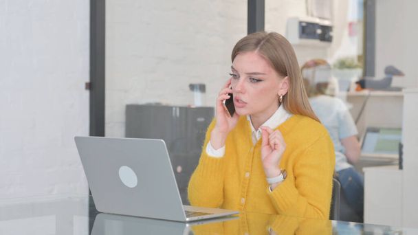 Tyytymätön blondi rento nainen huutaa puhelinkeskustelun aikana - Valokuva, kuva
