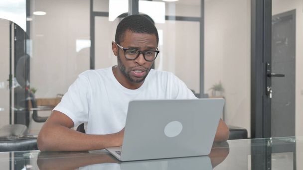 Jonge Afrikaanse man doet video Chat in Office - Foto, afbeelding