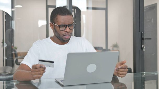 Giovane uomo africano sconvolto con fallimento dello shopping online sul computer portatile - Foto, immagini