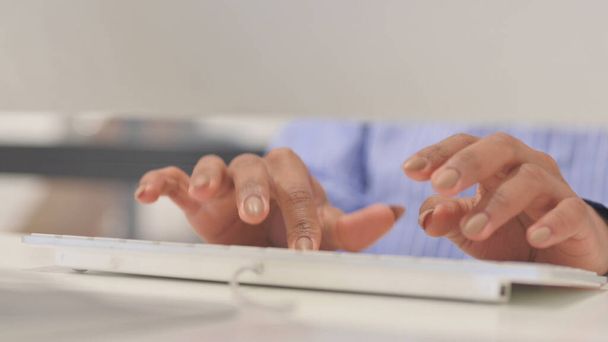 Κοντινό πλάνο του Woman Hands Typing στο πληκτρολόγιο του υπολογιστή - Φωτογραφία, εικόνα