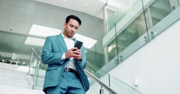 Üzletember, sétálni és zuhanni telefonnal baleset, kockázat és elfoglalt vagy késő az irodában a munkahelyen. Vállalati alkalmazott vagy ügyvéd gépelés mobil és utazás a lépcsőn az egyensúly és a multitasking. - Felvétel, videó