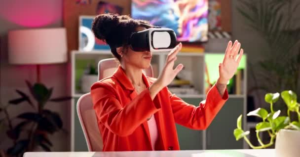 Sanal gerçeklik, gelecek teknolojisi olan kadınlar için dokunmak ya da kulaklık ya da ofiste tasarım için yaratıcılık. VR gözlükler, 3D ve dijital dünyada metaevren programcısı ve geceleri yenilik için yüksek teknoloji. - Video, Çekim