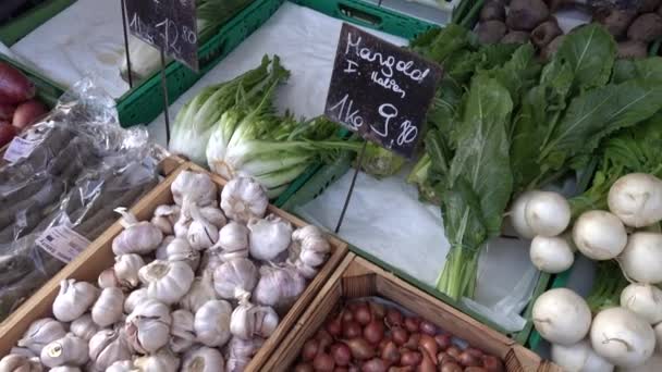 Wenen, Oostenrijk Verse groenten met prijzen op een boerenmarktkraam - Video