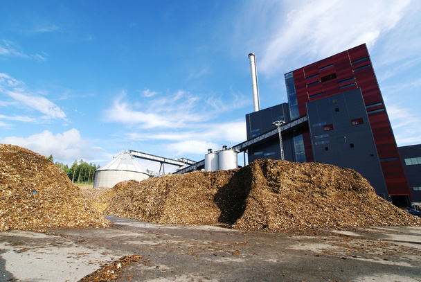 usina bio-elétrica com armazenamento de combustível de madeira (biomassa) contra bl
 - Foto, Imagem