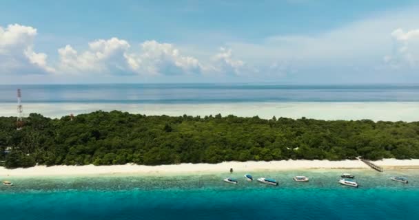 Tropikal denizde kumlu plajı olan güzel bir ada. Uyumlu adacık. Tun Sakaran Deniz Parkı. Borneo, Sabah, Malezya. - Video, Çekim