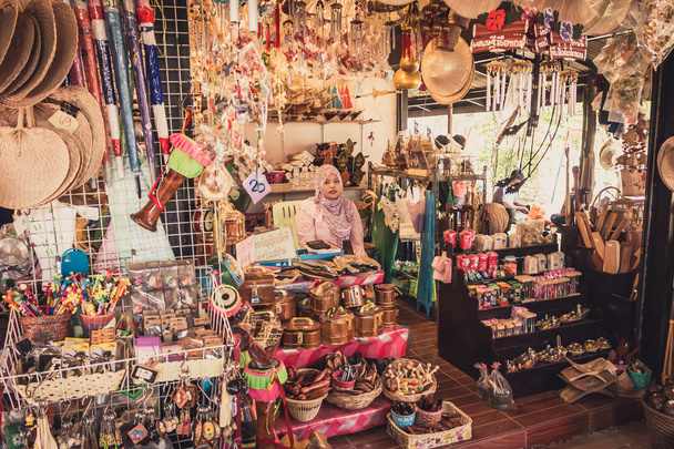 Phra Nakhon Si Ayutthaya, Thailand - April 14, 2015: Ayothaya Floating Market. Has a many visitors, both Thais and foreign visitors with varieties of Thai clothes and Thai food at Ayutthaya,Thailand - Φωτογραφία, εικόνα