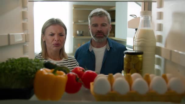 大人の中年家族 カップル 女性 男性 成熟した 夫 妻 POV 視点 から 内側 冷蔵庫 オープン 冷蔵庫 感じ 悪臭 嫌な 腐った 食べ物 食事 ひどい 臭い - 映像、動画