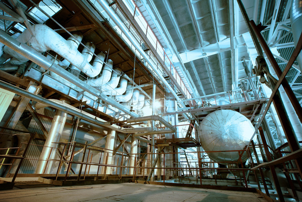Zona industrial, tuberías de acero, válvulas y cables
 - Foto, Imagen