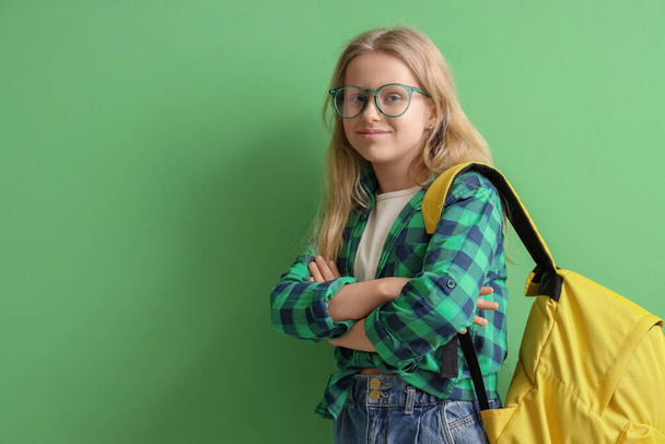 Söpö pieni koulutyttö silmälaseissa vihreällä taustalla - Valokuva, kuva