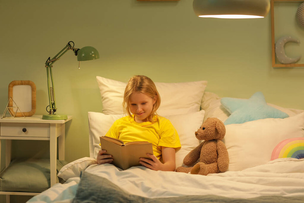 Imádnivaló lány Teddy maci olvasás tündérmese lefekvés előtt - Fotó, kép