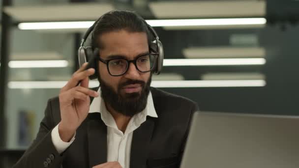 Arap Müslüman iş adamı Hintli işadamı Hintli işadamı iş adamı konuşuyor video konferans konferansı bilgisayarını arıyor online danışmanlık öğretmeni uzaktan konuşma öğretiyor - Video, Çekim