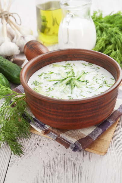 Soupe d'été aux concombres, yaourt et herbes fraîches
 - Photo, image