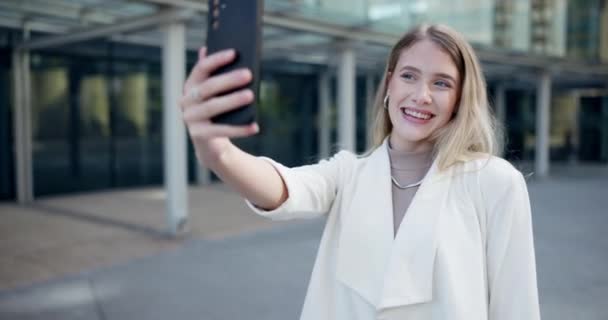 Εταιρική, επιχειρηματίας και τηλέφωνο selfie στην πόλη με σήμα ειρήνης, αστείο πρόσωπο ή φωτογραφία. Smartphone, επαγγελματική και νεαρή γυναίκα για την ευτυχία, goofy και social media post στην πόλη των πόλεων. - Πλάνα, βίντεο